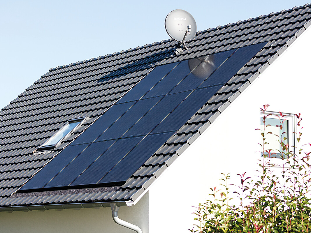 Das neue dachintegrierte Photovoltaik-System von Creaton bildet eine ästhetische Einheit mit der Dacheindeckung.